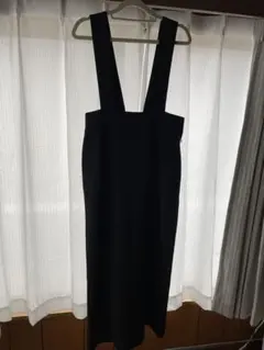 黒いストラップ付きオーバーオール