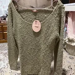 ￼カーキ色の長袖ニット