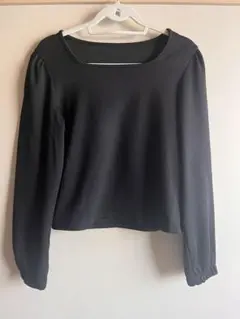 黒い長袖スクエアネックトップス