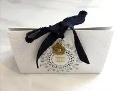 CHANEL ホリデー　カメリア チャーム　ラッピングのサムネイル