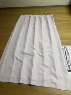 薄いピンクのカーテンのサムネイル