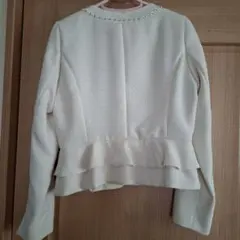 アイボリービジュー付きスーツジャケット