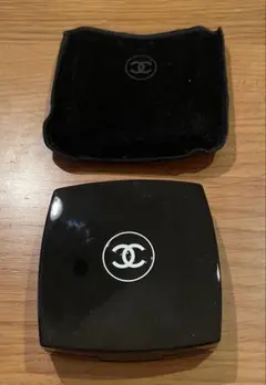【美品】CHANEL プードゥルルミエールグラッセ〈フェイスパウダー〉ブラシ付きのサムネイル