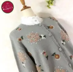 レトロ ニット カーディガン 刺繍 くるみボタン 花柄 灰 白 赤 緑 橙 古着のサムネイル