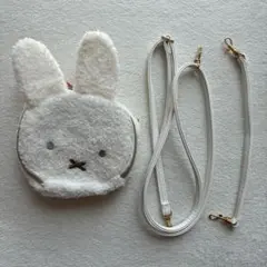 宝島社　miffy いちごチャームの2WAY ポーチ＆ショルダーバッグのサムネイル