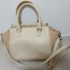 ベージュの合成皮革ショルダーバッグ