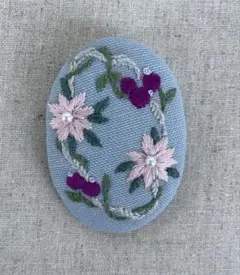 刺繍花柄の水色のブローチ