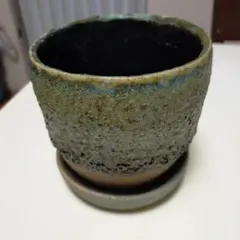 青緑色の陶器製植木鉢と受け皿