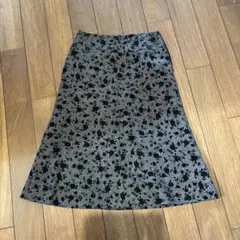 フレアスカート グレーと黒の花柄