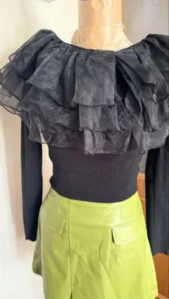 フリル付き黒長袖トップス　エイミーイストワール