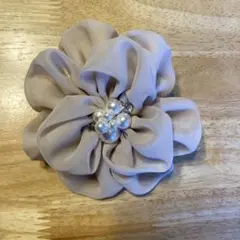 花型ベージュブローチ