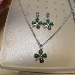 クローバーのネックレスとピアスのセット