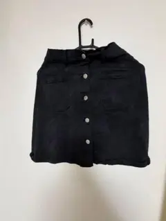 黒いタイトスカート 前面ボタン付き