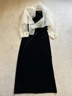 エレガントな黒のベロアパーティードレス（スリーブ付き）