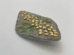 ミモザ刺繍ブローチ