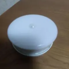 LED人感センサーライト　乾電池式　電球色 アイリスオーヤマ