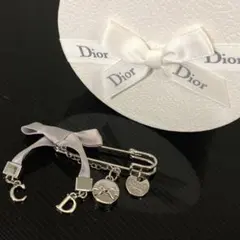 Dior beauty リボンとチャーム付きブローチ　ノベルティ品⭐︎のサムネイル