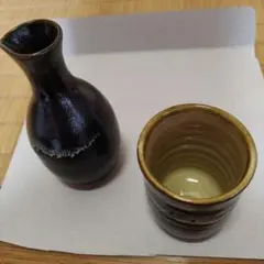 (771)黒茶ストライプ陶器徳利と湯呑セット