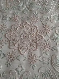 汕頭　スワトウハンカチ　淡い色の刺繍　ピンク、グリーン、パープル