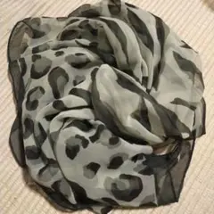 新品未使用シフォン　レオパード大判正方形スカーフ