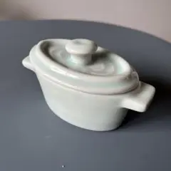 淡いグリーンの陶器製小物入れ
