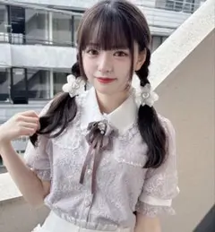 ROJINA ブローチ付きオーバーレースブラウス （ピンク）のサムネイル