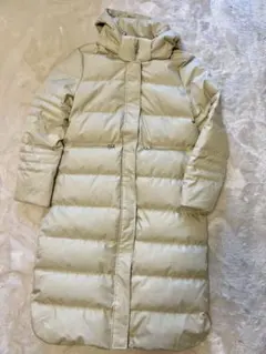 フード付きクリーム色ロングダウンジャケット
