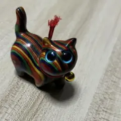 関西万博 スーダンパビリオン 猫 置物 シマシマ カラフル 鈴付き