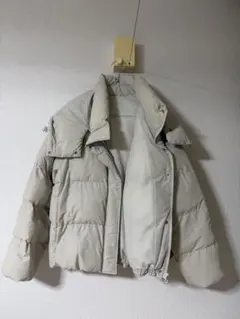ベージュ フード付き ダウンジャケット