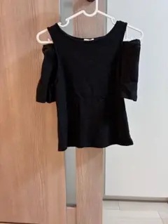 オフショルダー ブラック Tシャツ