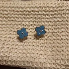 青い花形ピアス ストーン付き