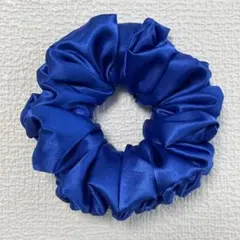 シュシュ　サテン系　青色