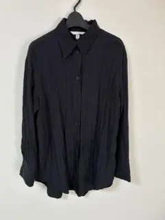 H&M 黒の長袖シャツ プリーツ生地