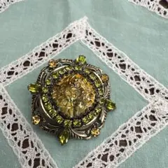 【レア】ヴィンテージ コスチュームジュエリー 緑カボション 透かし金細工ブローチ レア】ヴィンテージ コスチュームジュエリー 緑カボション 透かし金