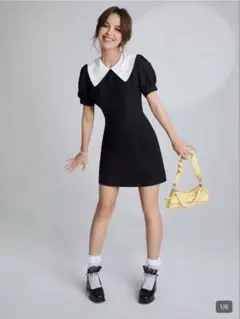 黒いミニワンピース 白い襟付き