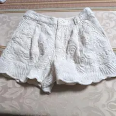 GRACE CONTINENTAL 刺繍ホワイトショートパンツのサムネイル