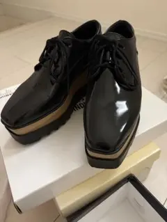 黒の厚底レースアップシューズ