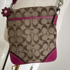 美品 【COACH 】シグネチャー 斜め掛け 花チャーム付 ピンク