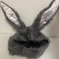 ウサギの耳付きグレー帽子