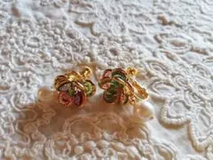 スワロフスキー　イヤリング　マルチカラー（中心のカラー・ライトグリーン）