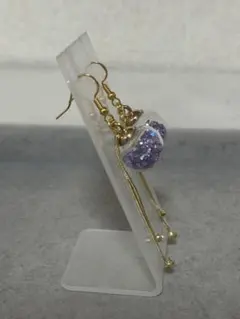 ハンドメイド 紫ラメボールピアス