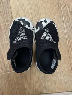 adidas ベビーサンダル 黒/白迷彩