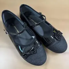 黒リボン付きバレエシューズ