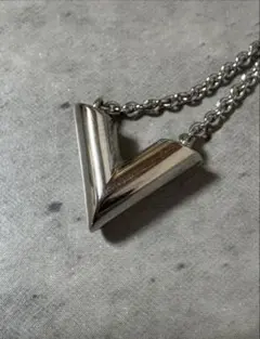 ルイヴィトンLouis Vuitton V字型ネックレス - メルカリ