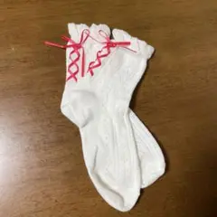ホワイト フリル付きソックス 赤いリボン