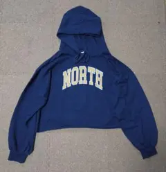 NORTH プリント クロップド パーカー ネイビー