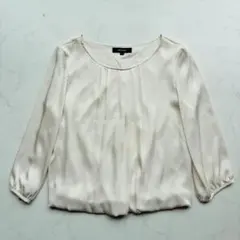 美品✨UNTITLED ブラウス サテン調 裾バルーン ホワイト 2（H204）のサムネイル