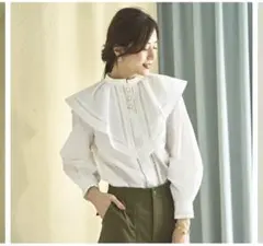 RUIRUE BOUTIQUE フリルブラウスパール釦 白　M