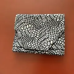 二つ折り財布 石模様 黒と白