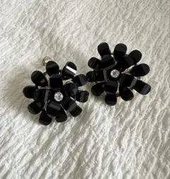 ビンテージ風 ブラックフラワーイヤリング